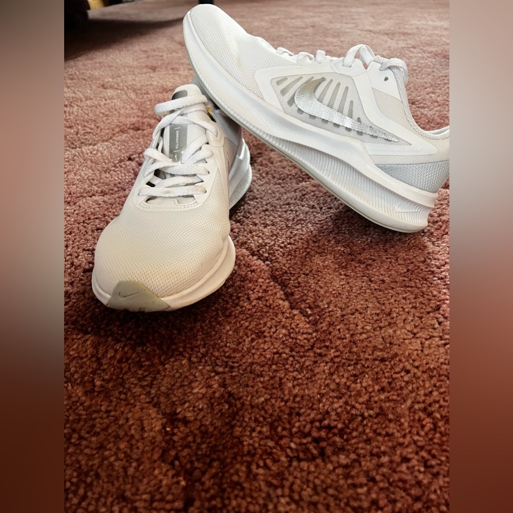 size 9 white nike women’s sneaker